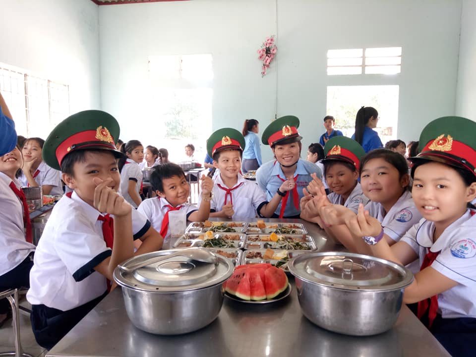 Dùng cơm trưa trong quân đội